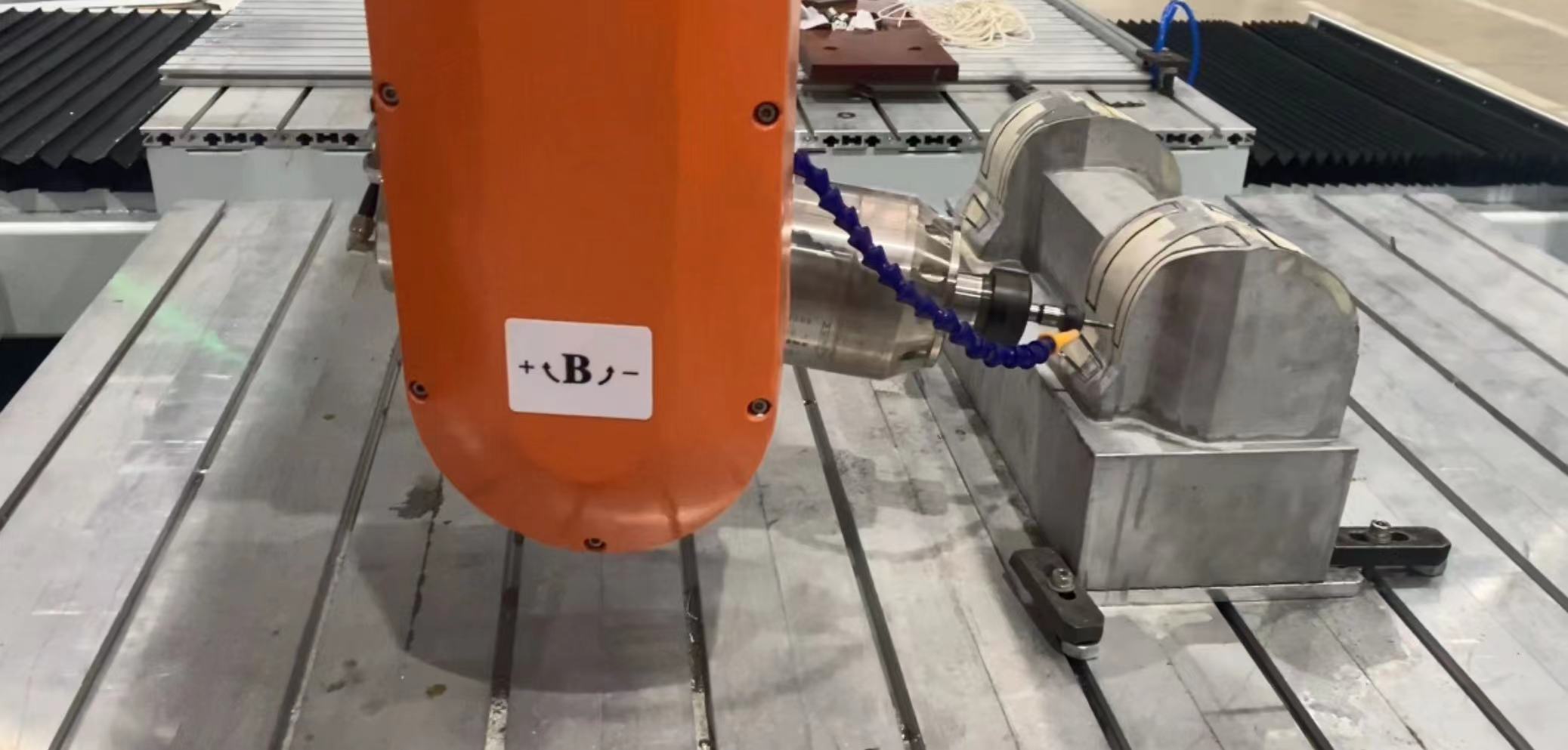 18Пятиосевой обрабатывающий центр с ЧПУ для обработки алюминиевых форм.